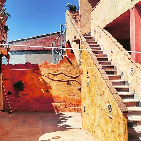 Casa Gaudi - House &