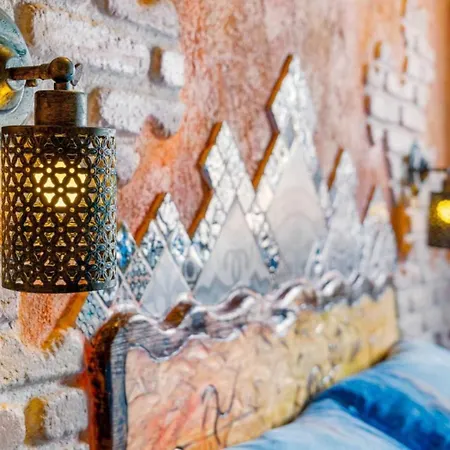 Casa Gaudi - House &